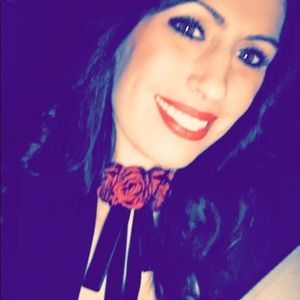 Adorable velvet choker .